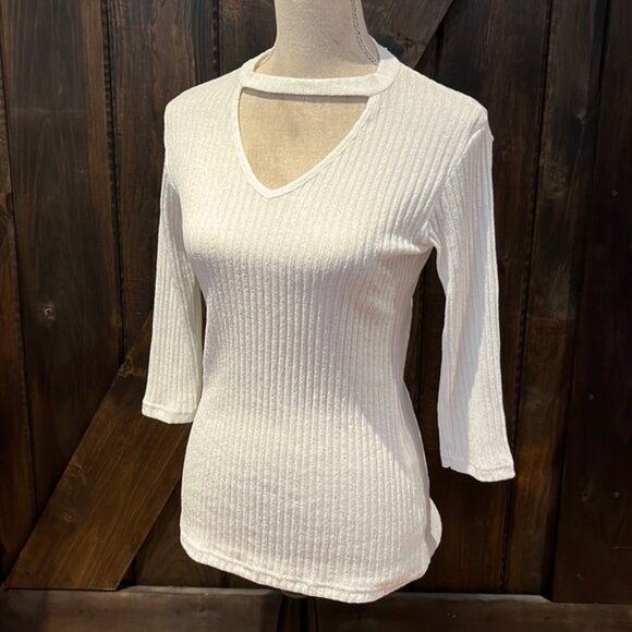 SMF Wonan ribbed creamy white peep hole 3 quarter length sleeve vneck top - Picture 1 of 9